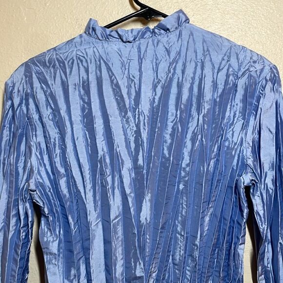 Periwinkle Blouse Glass look faceted buttons, crinkle, taffeta look Small - Picture 9 of 13